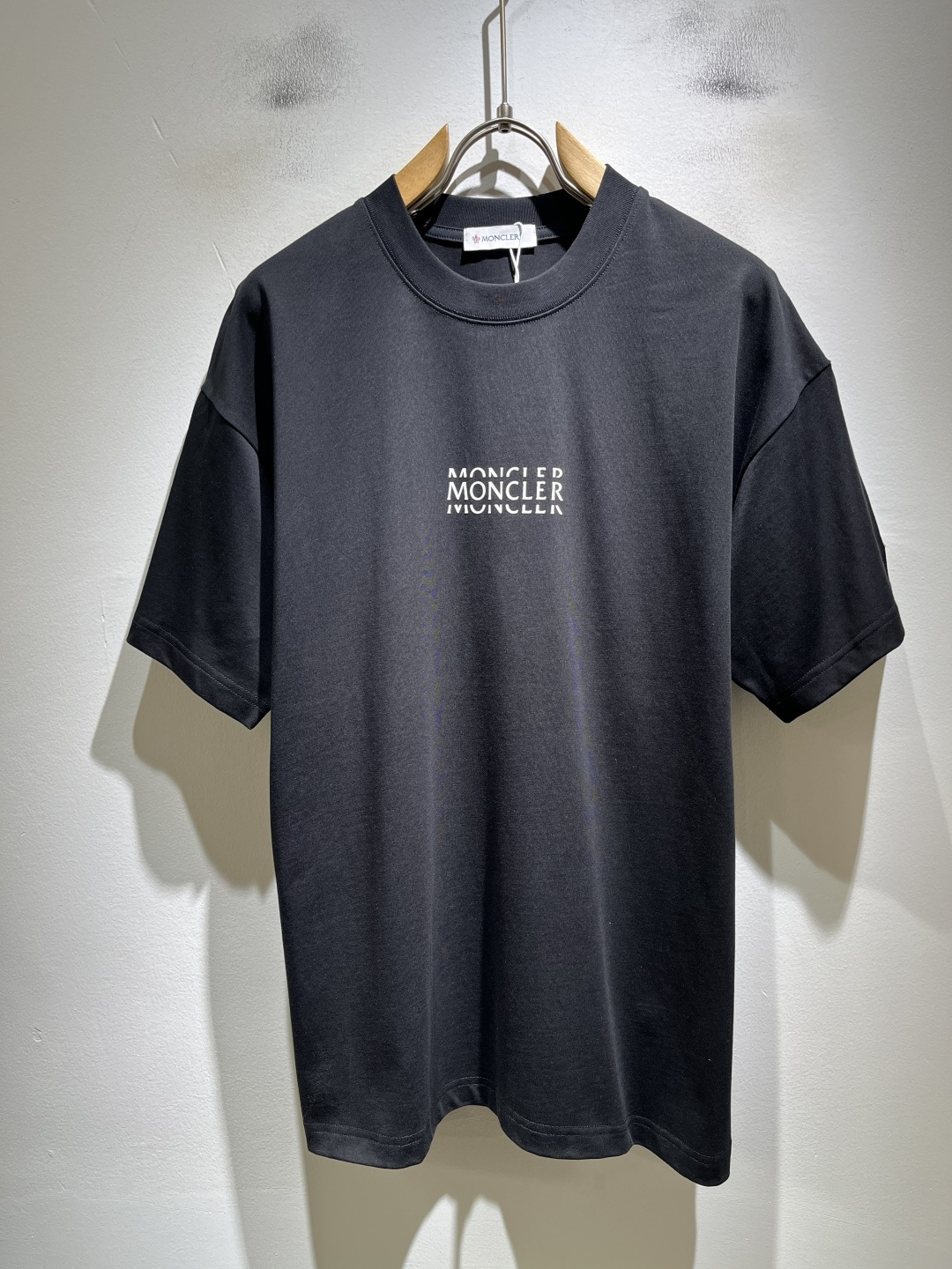 Moncler蒙家 2026春夏男女同款👫情侣款最新的贸易订单短袖T恤，全品相！！网红款！采用logo图