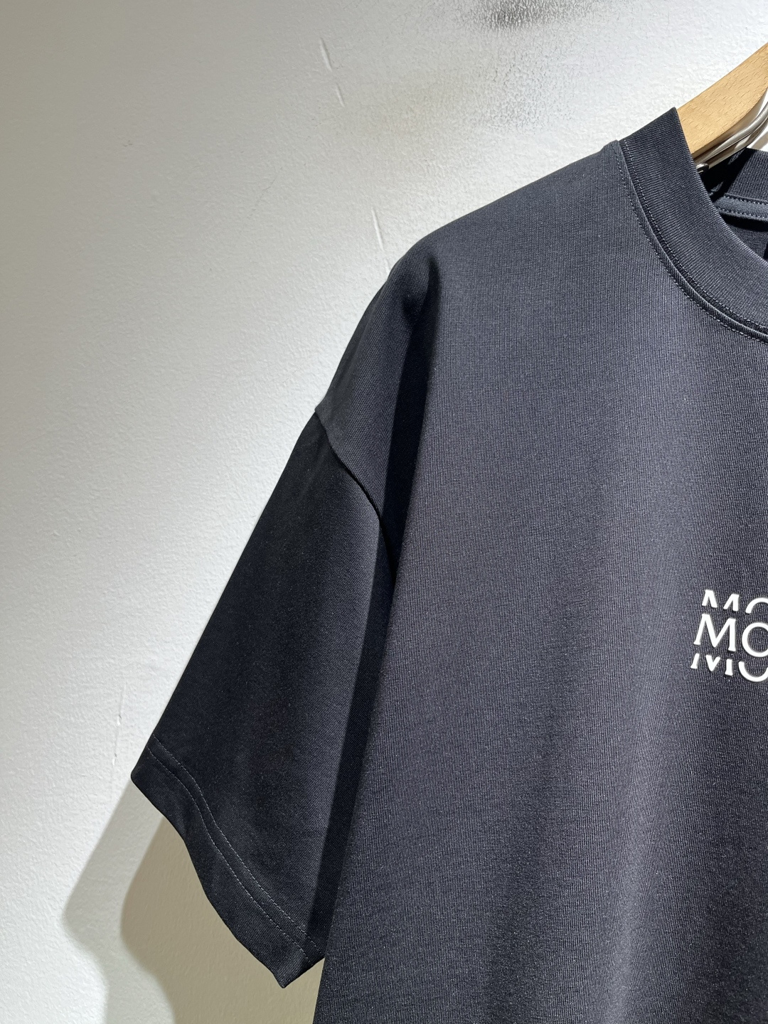 Moncler蒙家 2026春夏男女同款👫情侣款最新的贸易订单短袖T恤，全品相！！网红款！采用logo图