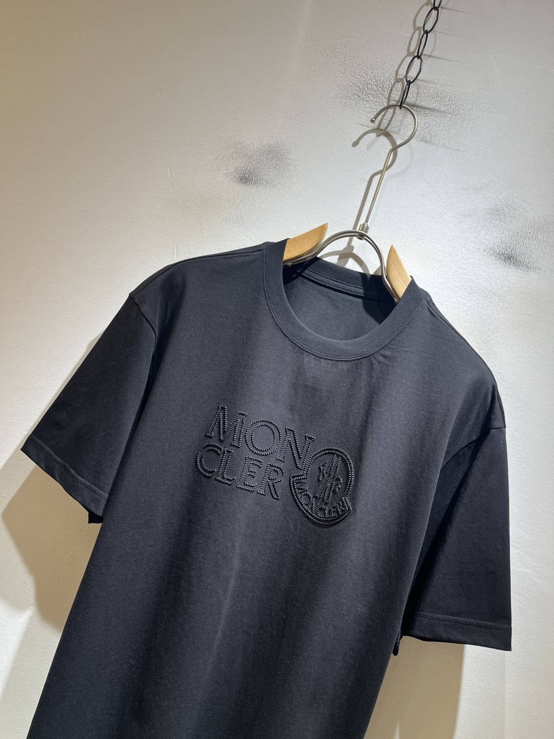 Moncler蒙家 2026春夏最新男女同款👫贸易订单短袖T恤,全品相!!网红款!采用logo图案刺绣设 Moncler蒙家 2026春夏最新男女同款👫贸易订单短袖T恤,全品相!!网红款!采用logo图案刺绣设