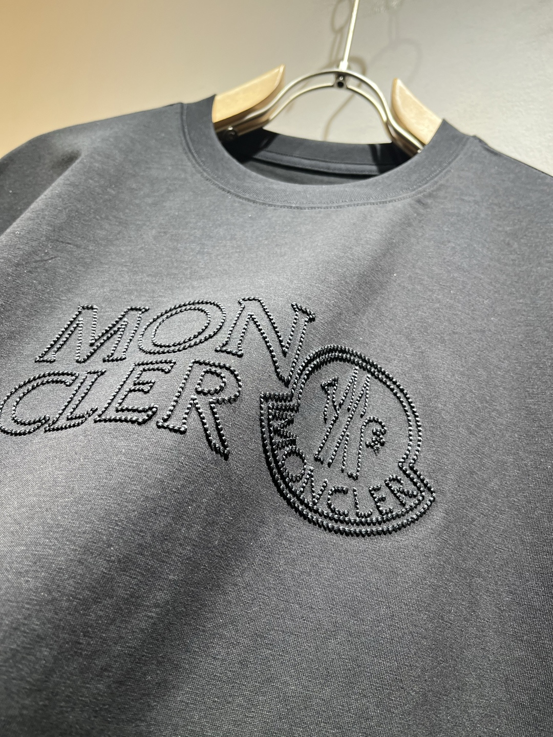 Moncler蒙家 2026春夏最新男女同款👫贸易订单短袖T恤,全品相!!网红款!采用logo图案刺绣设 Moncler蒙家 2026春夏最新男女同款👫贸易订单短袖T恤,全品相!!网红款!采用logo图案刺绣设