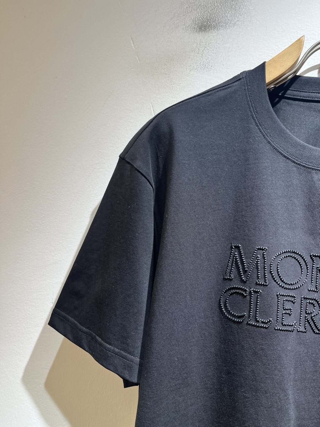 Moncler蒙家 2026春夏最新男女同款👫贸易订单短袖T恤,全品相!!网红款!采用logo图案刺绣设 Moncler蒙家 2026春夏最新男女同款👫贸易订单短袖T恤,全品相!!网红款!采用logo图案刺绣设