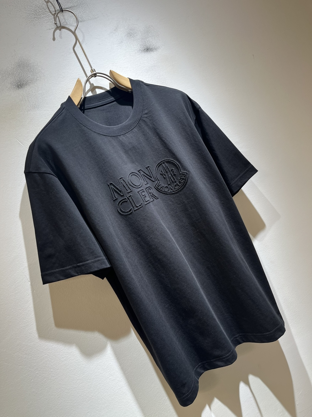 Moncler蒙家 2026春夏最新男女同款👫贸易订单短袖T恤,全品相!!网红款!采用logo图案刺绣设 Moncler蒙家 2026春夏最新男女同款👫贸易订单短袖T恤,全品相!!网红款!采用logo图案刺绣设