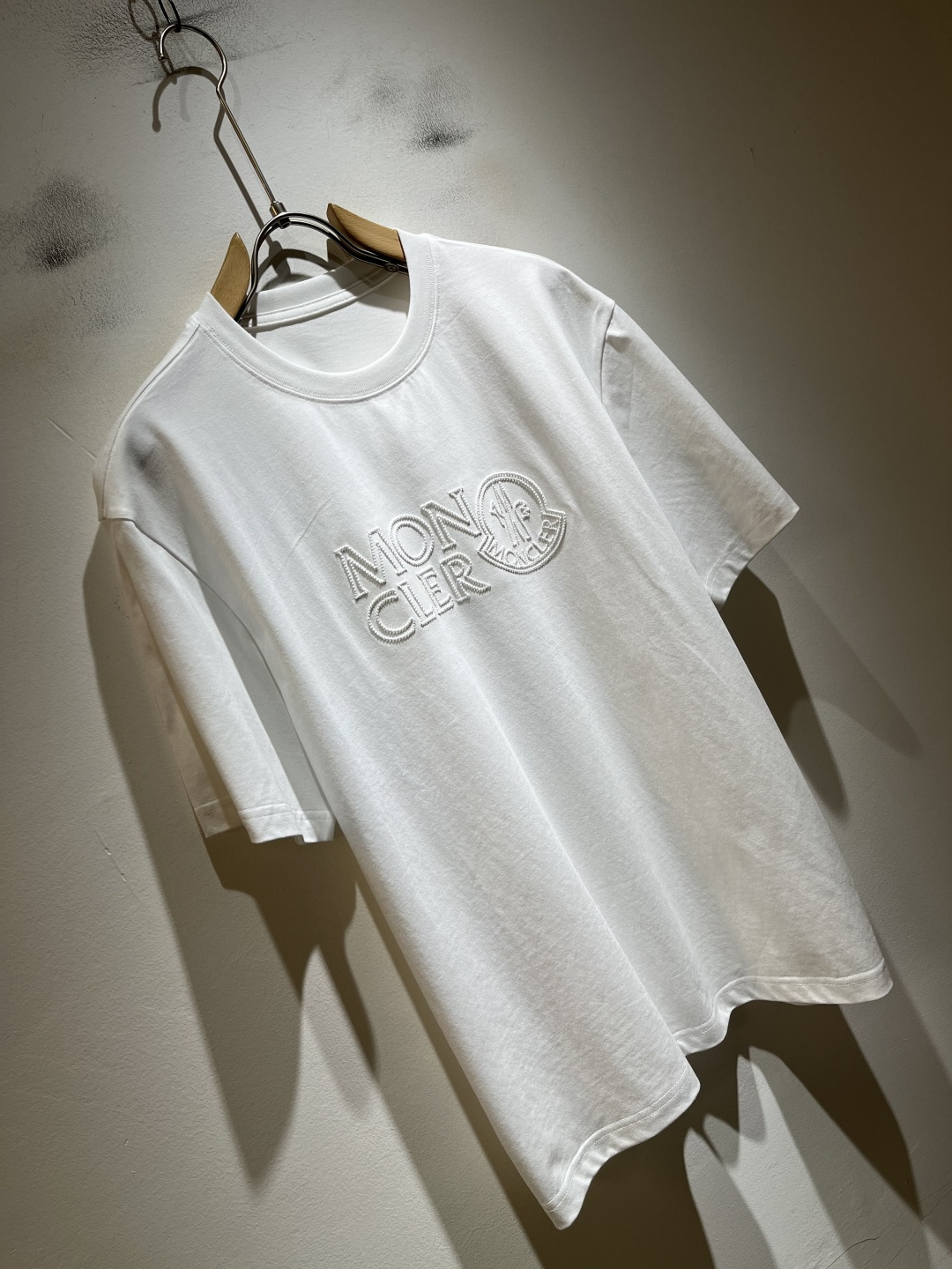 Moncler蒙家 2026春夏最新男女同款👫贸易订单短袖T恤，全品相！！网红款！采用logo图案刺绣设