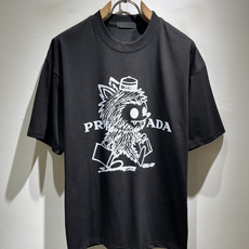 PRAD*A普*达2026春夏新款男女同款👫短袖T恤,最新款全网独家首上!!~既经典有时尚百搭,谁不爱啊 PRAD*A普*达2026春夏新款男女同款👫短袖T恤,最新款全网独家首上!!~既经典有时尚百搭,谁不爱啊