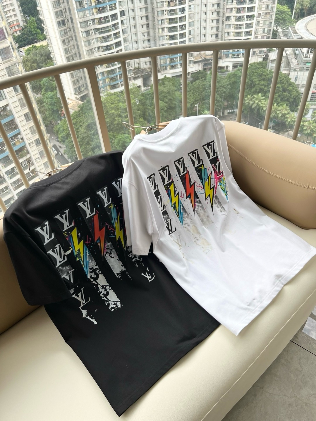 LouisVuitt*路易*登 2026春夏全新系列单品上线,非常时髦前卫的一款男女同款短袖T恤,标识l LouisVuitt*路易*登 2026春夏全新系列单品上线,非常时髦前卫的一款男女同款短袖T恤,标识l