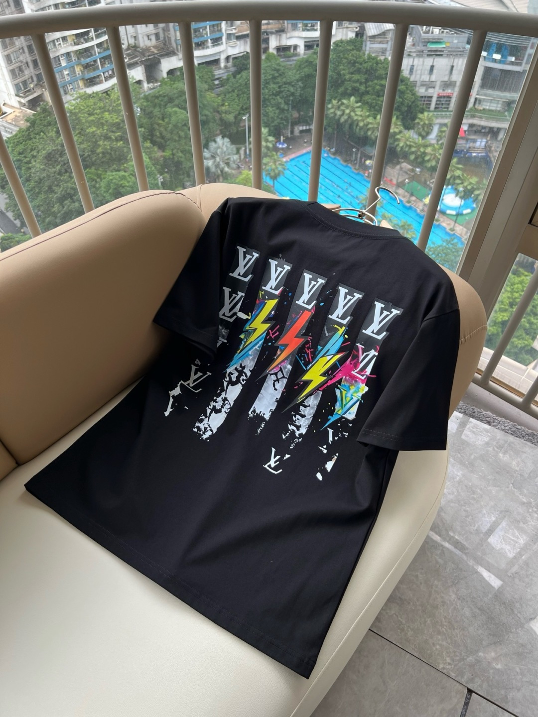 LouisVuitt*路易*登 2026春夏全新系列单品上线,非常时髦前卫的一款男女同款短袖T恤,标识l LouisVuitt*路易*登 2026春夏全新系列单品上线,非常时髦前卫的一款男女同款短袖T恤,标识l