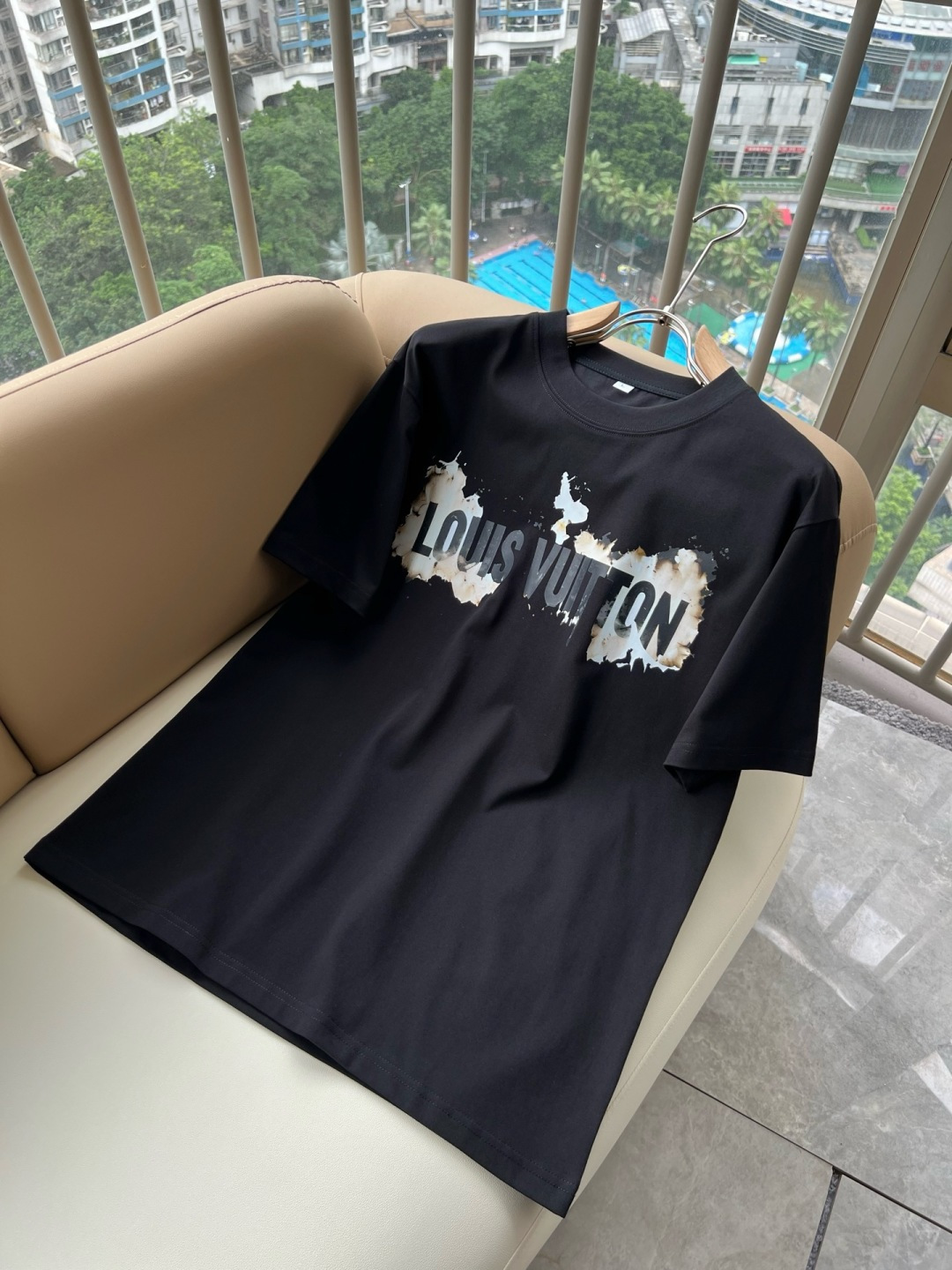 LouisVuitt*路易*登 2026春夏全新系列单品上线,非常时髦前卫的一款男女同款短袖T恤,标识l LouisVuitt*路易*登 2026春夏全新系列单品上线,非常时髦前卫的一款男女同款短袖T恤,标识l