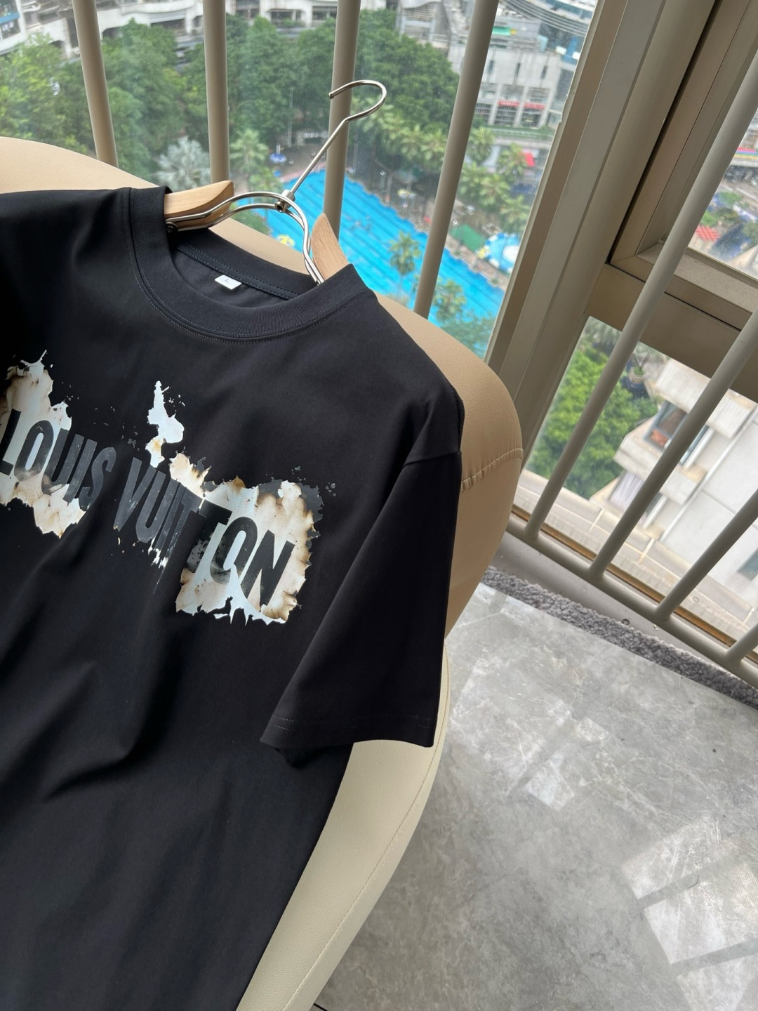 LouisVuitt*路易*登 2026春夏全新系列单品上线,非常时髦前卫的一款男女同款短袖T恤,标识l LouisVuitt*路易*登 2026春夏全新系列单品上线,非常时髦前卫的一款男女同款短袖T恤,标识l