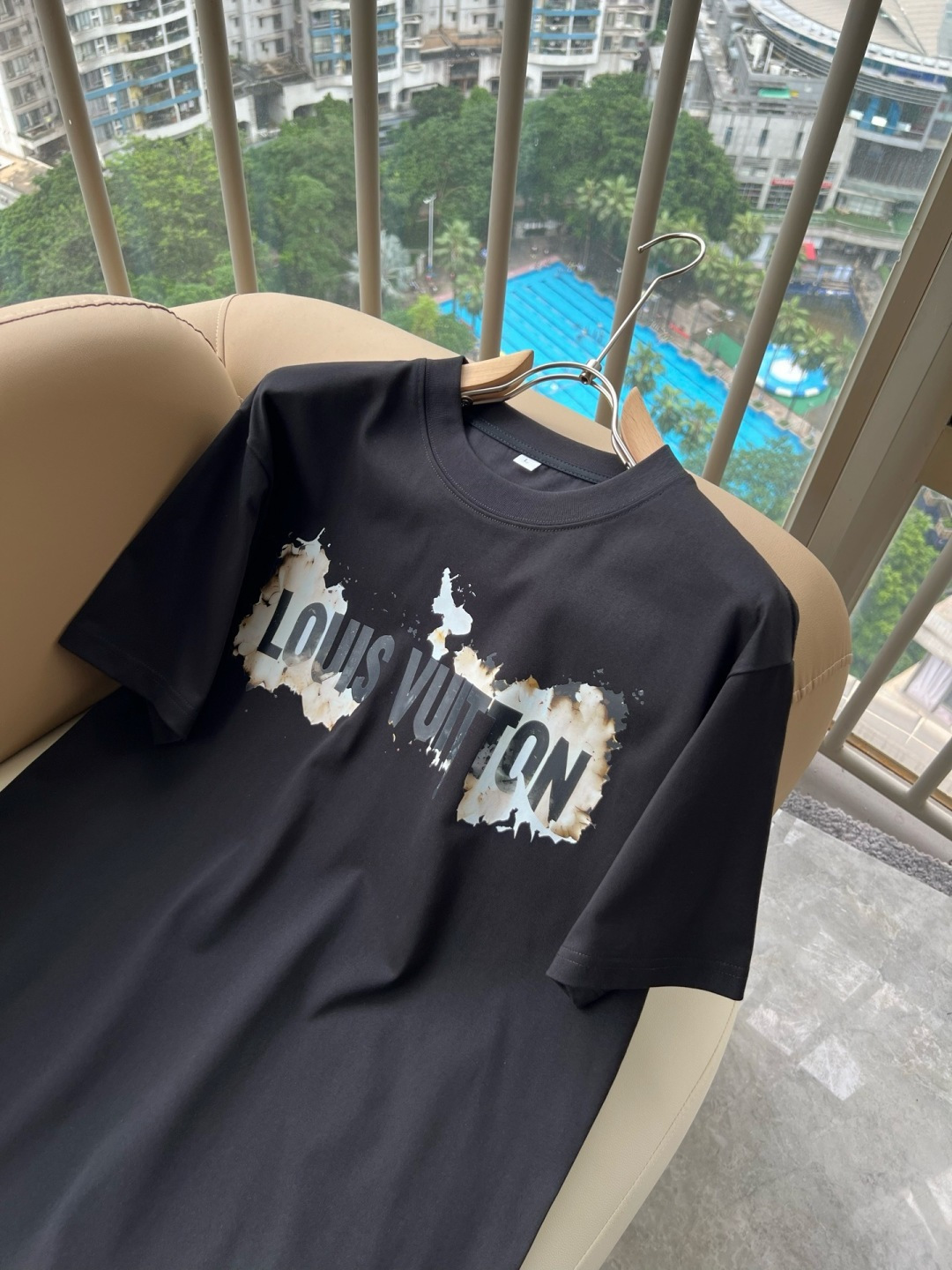 LouisVuitt*路易*登 2026春夏全新系列单品上线,非常时髦前卫的一款男女同款短袖T恤,标识l LouisVuitt*路易*登 2026春夏全新系列单品上线,非常时髦前卫的一款男女同款短袖T恤,标识l