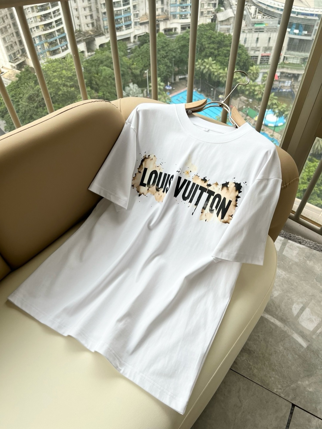 LouisVuitt*路易*登 2026春夏全新系列单品上线,非常时髦前卫的一款男女同款短袖T恤,标识l LouisVuitt*路易*登 2026春夏全新系列单品上线,非常时髦前卫的一款男女同款短袖T恤,标识l