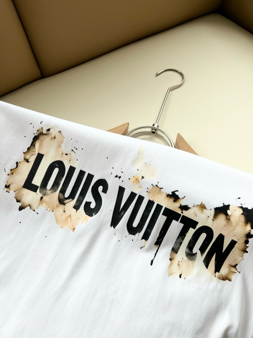 LouisVuitt*路易*登 2026春夏全新系列单品上线,非常时髦前卫的一款男女同款短袖T恤,标识l LouisVuitt*路易*登 2026春夏全新系列单品上线,非常时髦前卫的一款男女同款短袖T恤,标识l