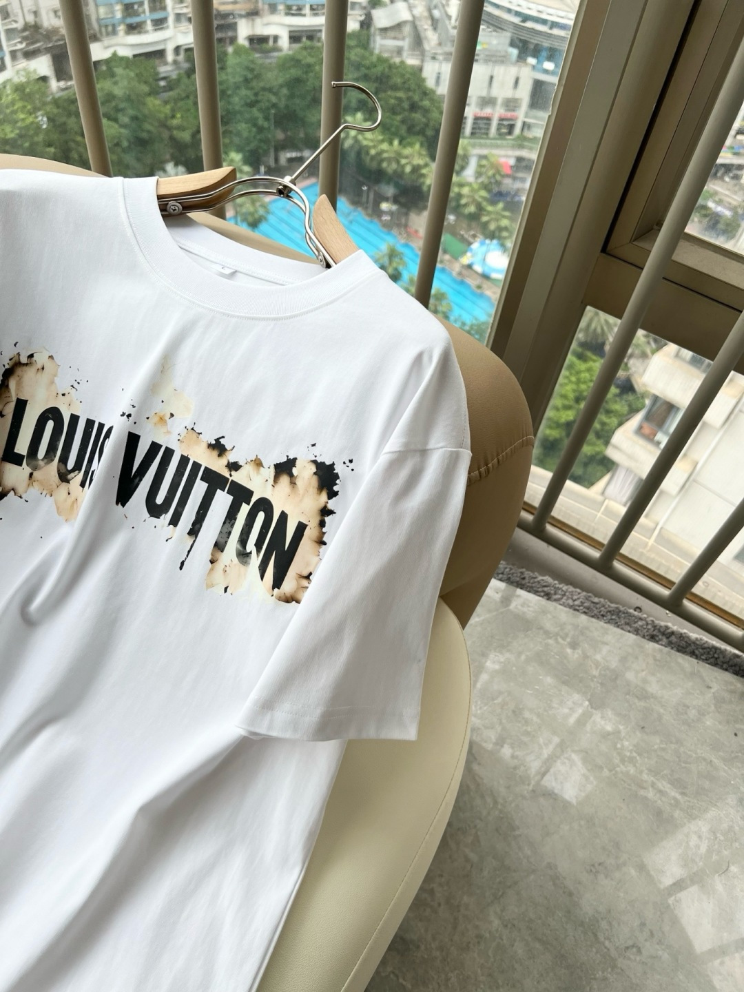LouisVuitt*路易*登 2026春夏全新系列单品上线,非常时髦前卫的一款男女同款短袖T恤,标识l LouisVuitt*路易*登 2026春夏全新系列单品上线,非常时髦前卫的一款男女同款短袖T恤,标识l