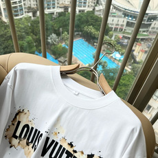 LouisVuitt*路易*登 2026春夏全新系列单品上线,非常时髦前卫的一款男女同款短袖T恤,标识l LouisVuitt*路易*登 2026春夏全新系列单品上线,非常时髦前卫的一款男女同款短袖T恤,标识l