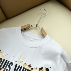LouisVuitt*路易*登 2026春夏全新系列单品上线,非常时髦前卫的一款男女同款短袖T恤,标识l LouisVuitt*路易*登 2026春夏全新系列单品上线,非常时髦前卫的一款男女同款短袖T恤,标识l
