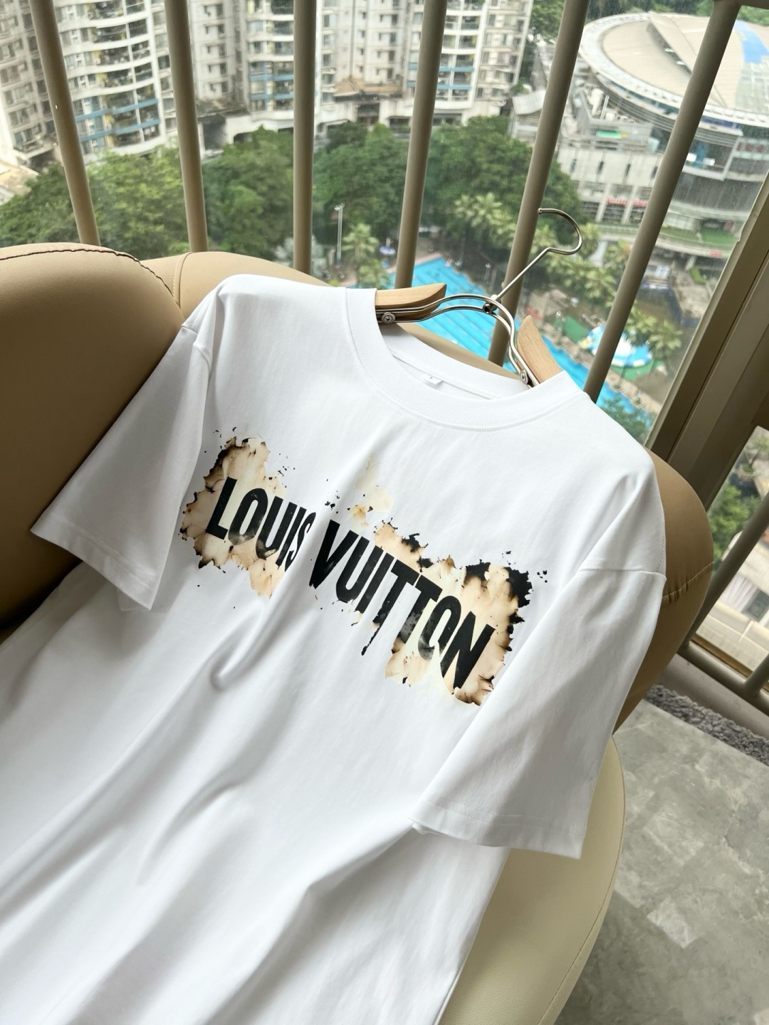 LouisVuitt*路易*登 2026春夏全新系列单品上线,非常时髦前卫的一款男女同款短袖T恤,标识l LouisVuitt*路易*登 2026春夏全新系列单品上线,非常时髦前卫的一款男女同款短袖T恤,标识l