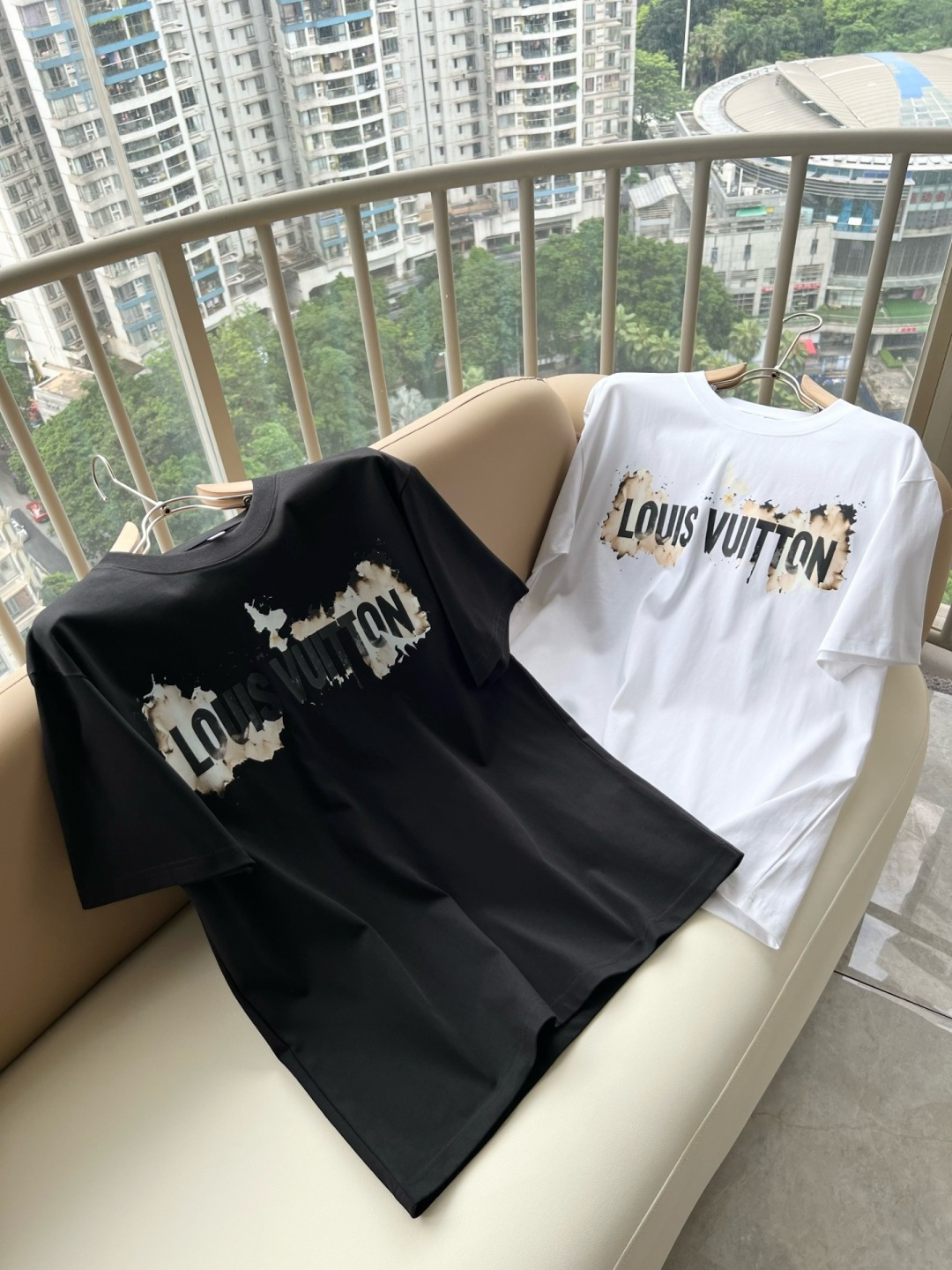 LouisVuitt*路易*登 2026春夏全新系列单品上线,非常时髦前卫的一款男女同款短袖T恤,标识l LouisVuitt*路易*登 2026春夏全新系列单品上线,非常时髦前卫的一款男女同款短袖T恤,标识l