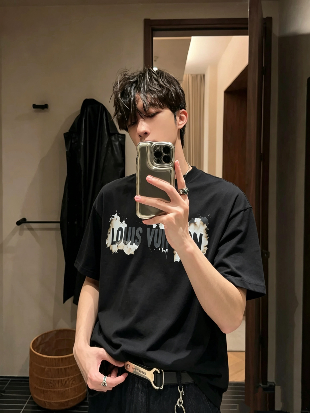 LouisVuitt*路易*登 2026春夏全新系列单品上线，非常时髦前卫的一款男女同款短袖T恤，标识l