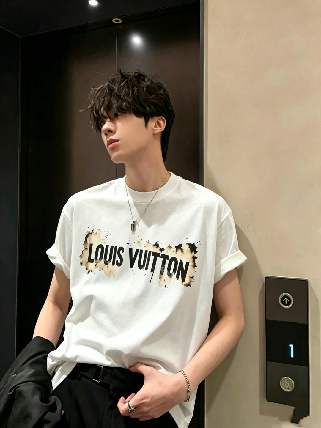 LouisVuitt*路易*登 2026春夏全新系列单品上线，非常时髦前卫的一款男女同款短袖T恤，标识l