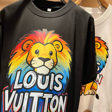 LouisVuitt*路易*登 2026春夏全新系列单品上线,非常时髦前卫的一款男女同款短袖T恤,标识l LouisVuitt*路易*登 2026春夏全新系列单品上线,非常时髦前卫的一款男女同款短袖T恤,标识l
