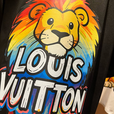 LouisVuitt*路易*登 2026春夏全新系列单品上线,非常时髦前卫的一款男女同款短袖T恤,标识l LouisVuitt*路易*登 2026春夏全新系列单品上线,非常时髦前卫的一款男女同款短袖T恤,标识l