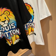 LouisVuitt*路易*登 2026春夏全新系列单品上线,非常时髦前卫的一款男女同款短袖T恤,标识l LouisVuitt*路易*登 2026春夏全新系列单品上线,非常时髦前卫的一款男女同款短袖T恤,标识l