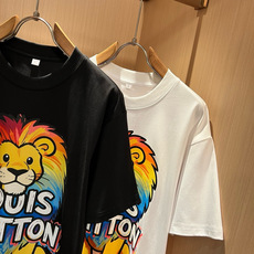LouisVuitt*路易*登 2026春夏全新系列单品上线,非常时髦前卫的一款男女同款短袖T恤,标识l LouisVuitt*路易*登 2026春夏全新系列单品上线,非常时髦前卫的一款男女同款短袖T恤,标识l