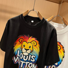 LouisVuitt*路易*登 2026春夏全新系列单品上线,非常时髦前卫的一款男女同款短袖T恤,标识l LouisVuitt*路易*登 2026春夏全新系列单品上线,非常时髦前卫的一款男女同款短袖T恤,标识l