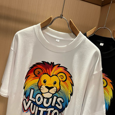 LouisVuitt*路易*登 2026春夏全新系列单品上线,非常时髦前卫的一款男女同款短袖T恤,标识l LouisVuitt*路易*登 2026春夏全新系列单品上线,非常时髦前卫的一款男女同款短袖T恤,标识l
