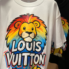 LouisVuitt*路易*登 2026春夏全新系列单品上线,非常时髦前卫的一款男女同款短袖T恤,标识l LouisVuitt*路易*登 2026春夏全新系列单品上线,非常时髦前卫的一款男女同款短袖T恤,标识l