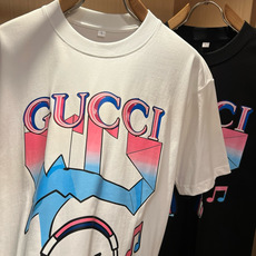Gucc*古家 2026春夏新款男女同情侣款👫休闲宽松棉质圆领短袖T恤衫!贸易公司渠道稀出,同步官网发售 Gucc*古家 2026春夏新款男女同情侣款👫休闲宽松棉质圆领短袖T恤衫!贸易公司渠道稀出,同步官网发售