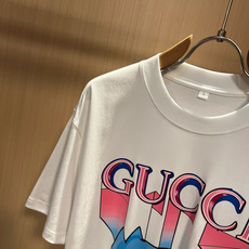 Gucc*古家 2026春夏新款男女同情侣款👫休闲宽松棉质圆领短袖T恤衫!贸易公司渠道稀出,同步官网发售 Gucc*古家 2026春夏新款男女同情侣款👫休闲宽松棉质圆领短袖T恤衫!贸易公司渠道稀出,同步官网发售