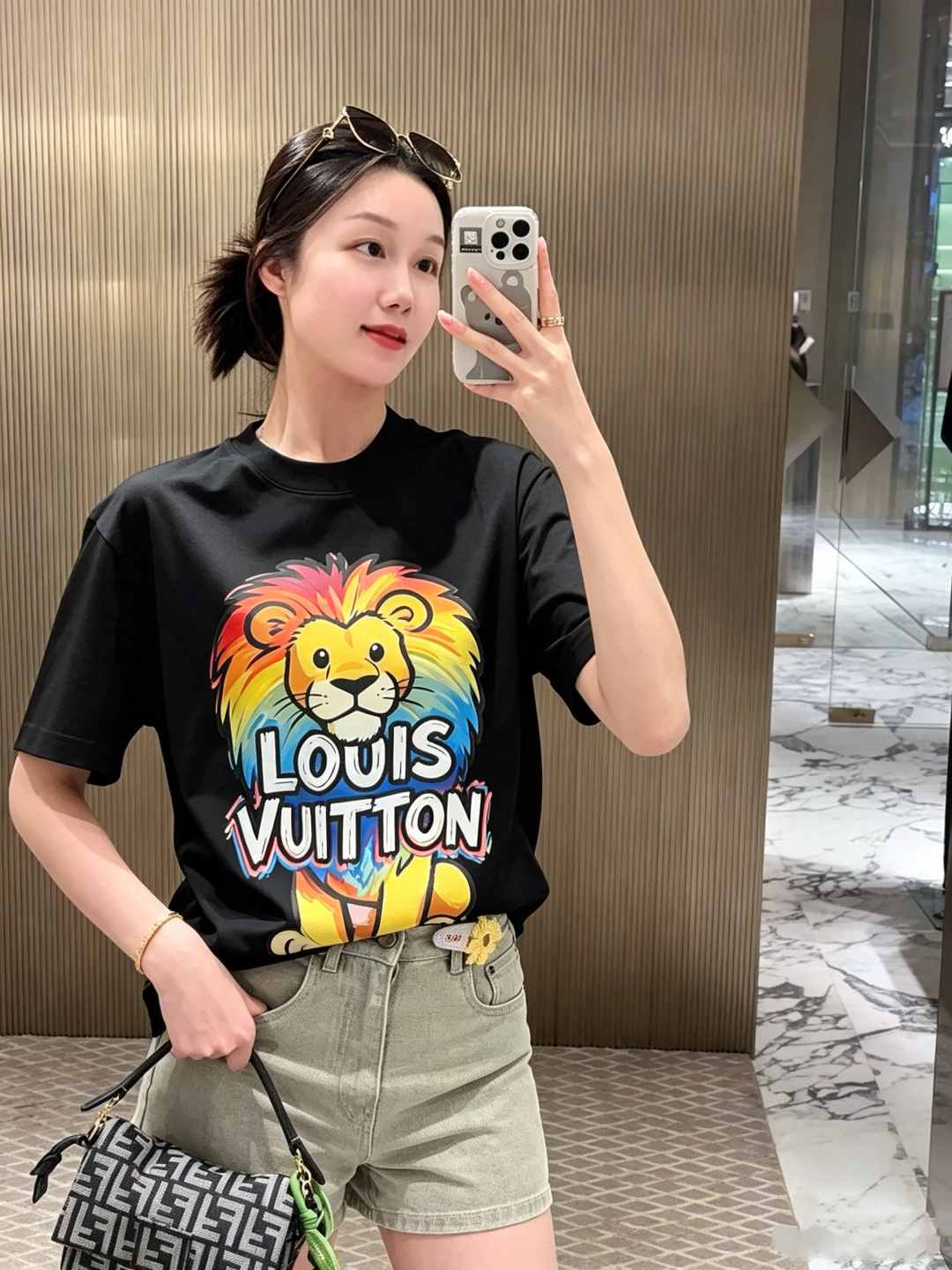 LouisVuitt*路易*登 2026春夏全新系列单品上线，非常时髦前卫的一款男女同款短袖T恤，标识l