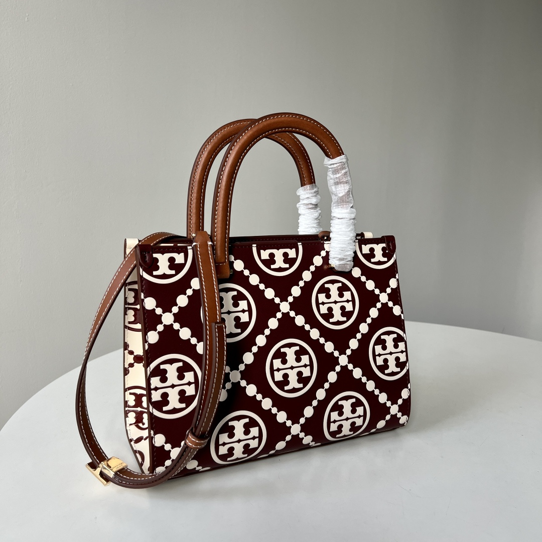 Tory Burch TB新款、 T Monogram 图案 搭配压花皮革 魅力隽永又风格独具 T Monogram 手提托特包