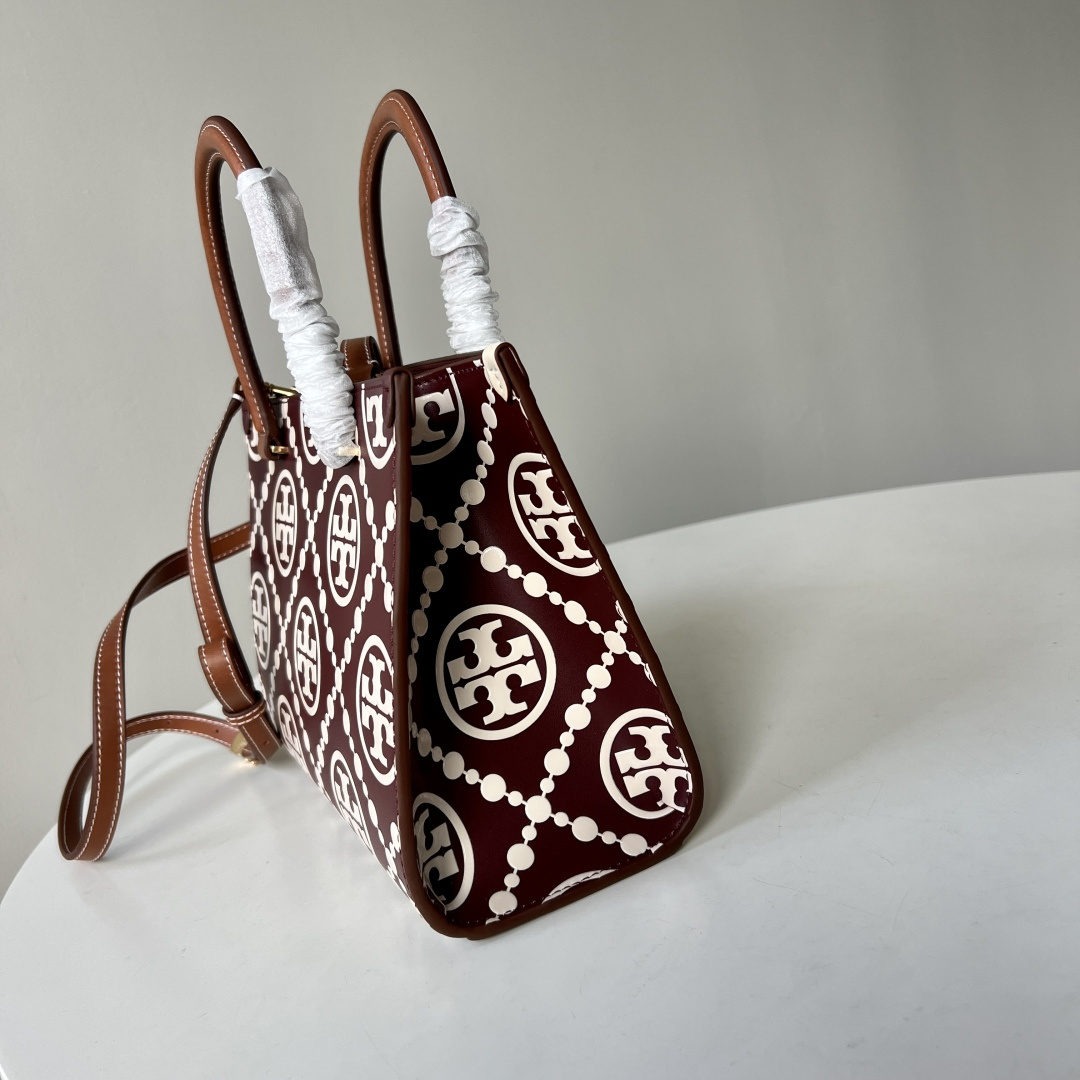 Tory Burch TB新款、 T Monogram 图案 搭配压花皮革 魅力隽永又风格独具 T Monogram 手提托特包
