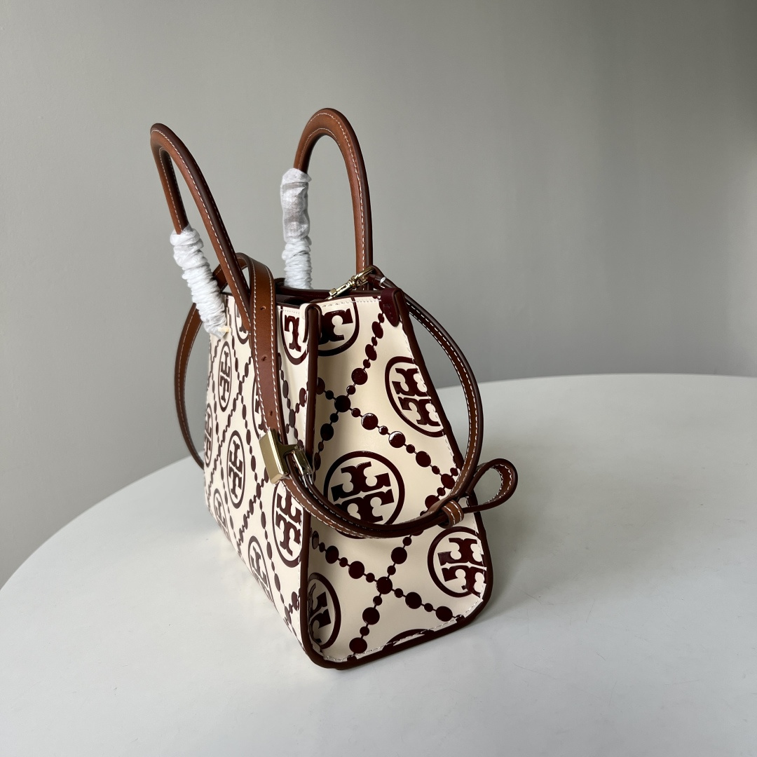 Tory Burch TB新款、 T Monogram 图案 搭配压花皮革 魅力隽永又风格独具 T Monogram 手提托特包