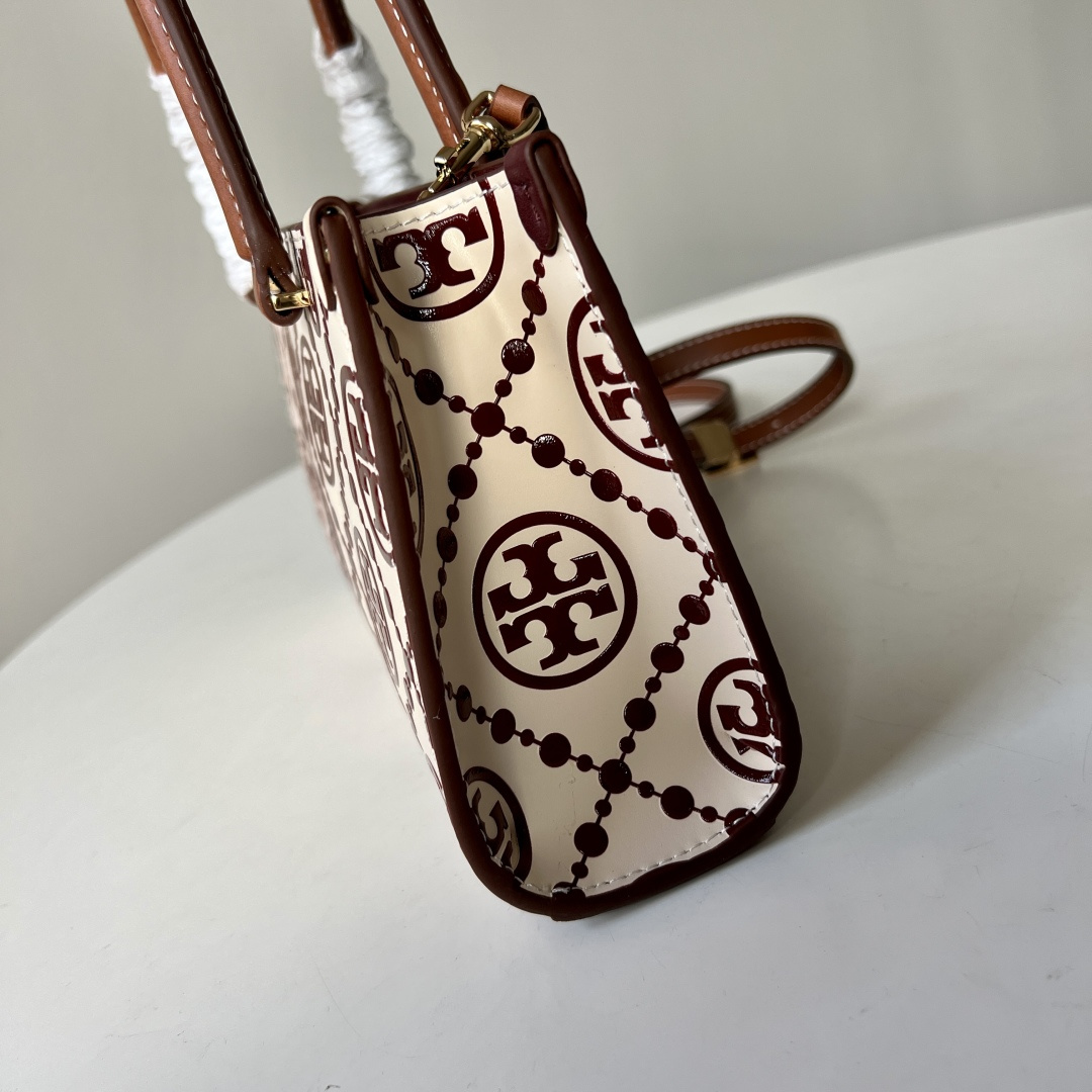 Tory Burch TB新款、 T Monogram图案，搭配撞色压花皮革。魅力隽永又风格独具