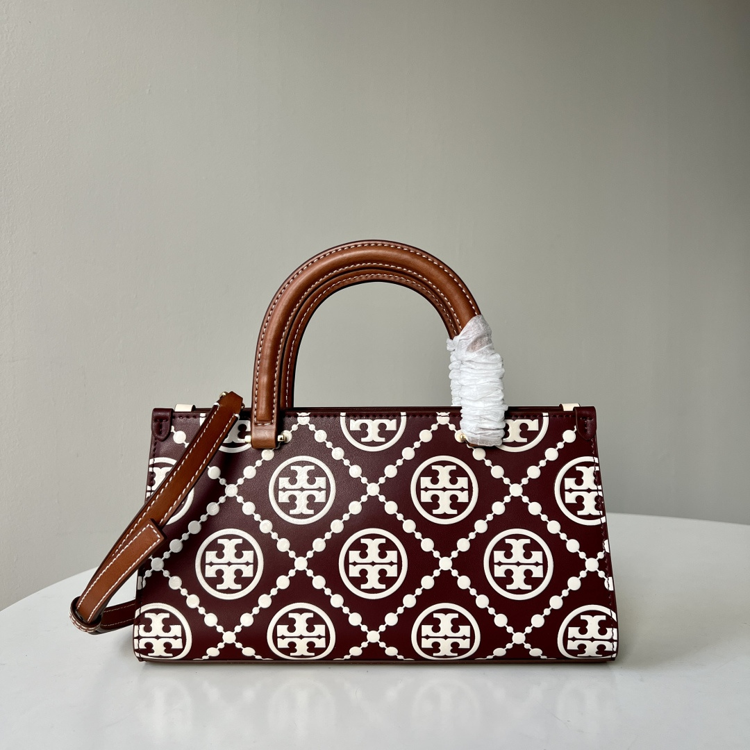 Tory Burch TB新款、 T Monogram图案，搭配撞色压花皮革。魅力隽永又风格独具