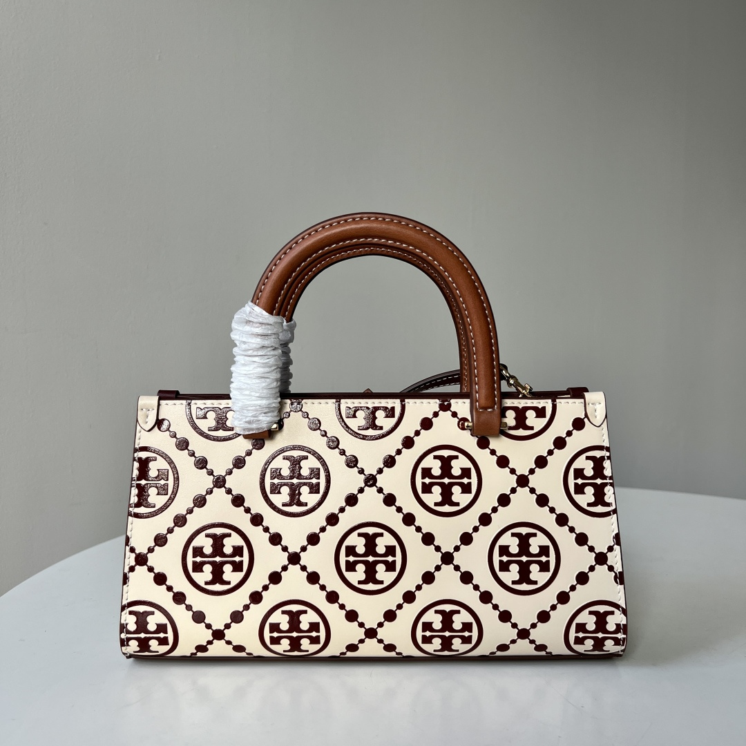 Tory Burch TB新款、 T Monogram图案，搭配撞色压花皮革。魅力隽永又风格独具