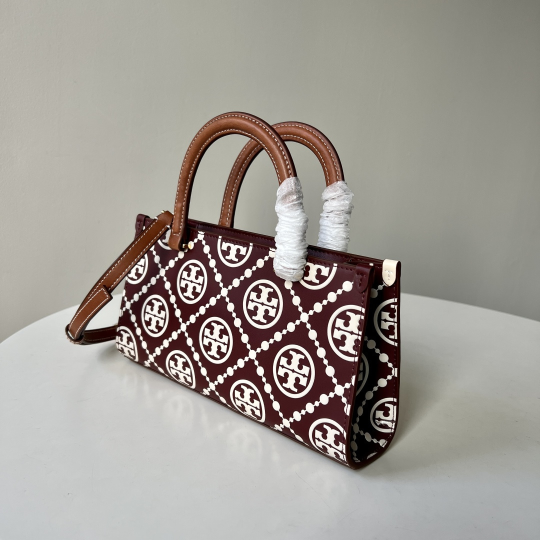 Tory Burch TB新款、 T Monogram图案，搭配撞色压花皮革。魅力隽永又风格独具