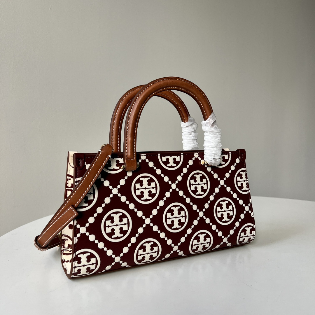 Tory Burch TB新款、 T Monogram图案，搭配撞色压花皮革。魅力隽永又风格独具