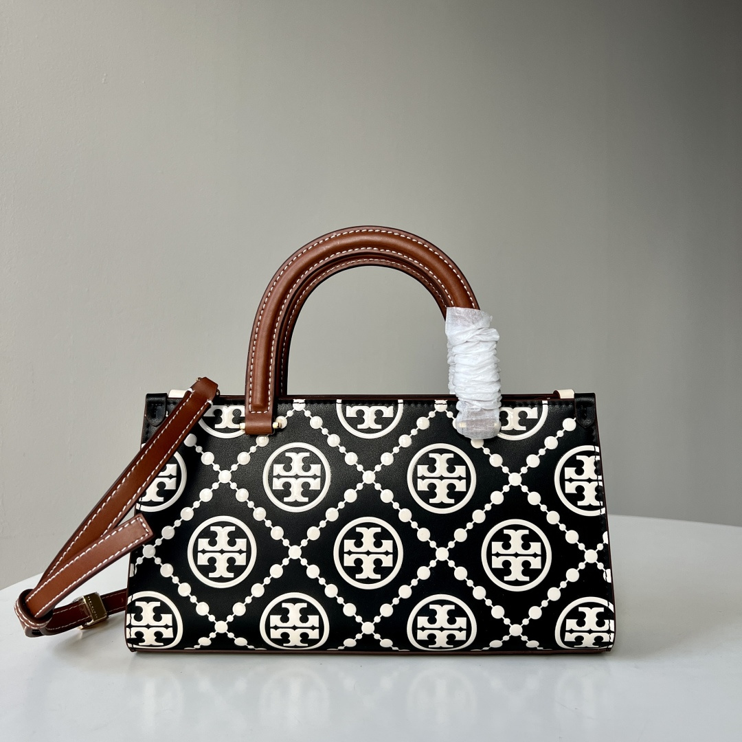Tory Burch TB新款、 T Monogram图案，搭配撞色压花皮革。魅力隽永又风格独具