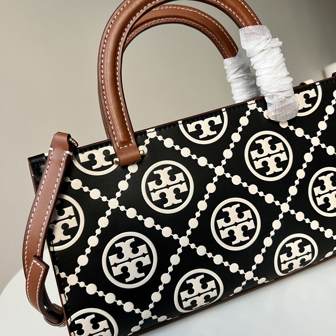 Tory Burch TB新款、 T Monogram图案，搭配撞色压花皮革。魅力隽永又风格独具