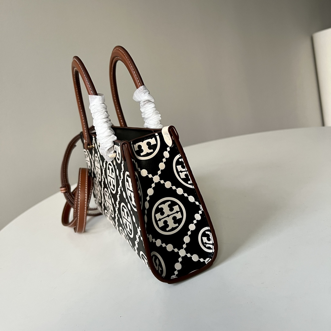 Tory Burch TB新款、 T Monogram图案，搭配撞色压花皮革。魅力隽永又风格独具