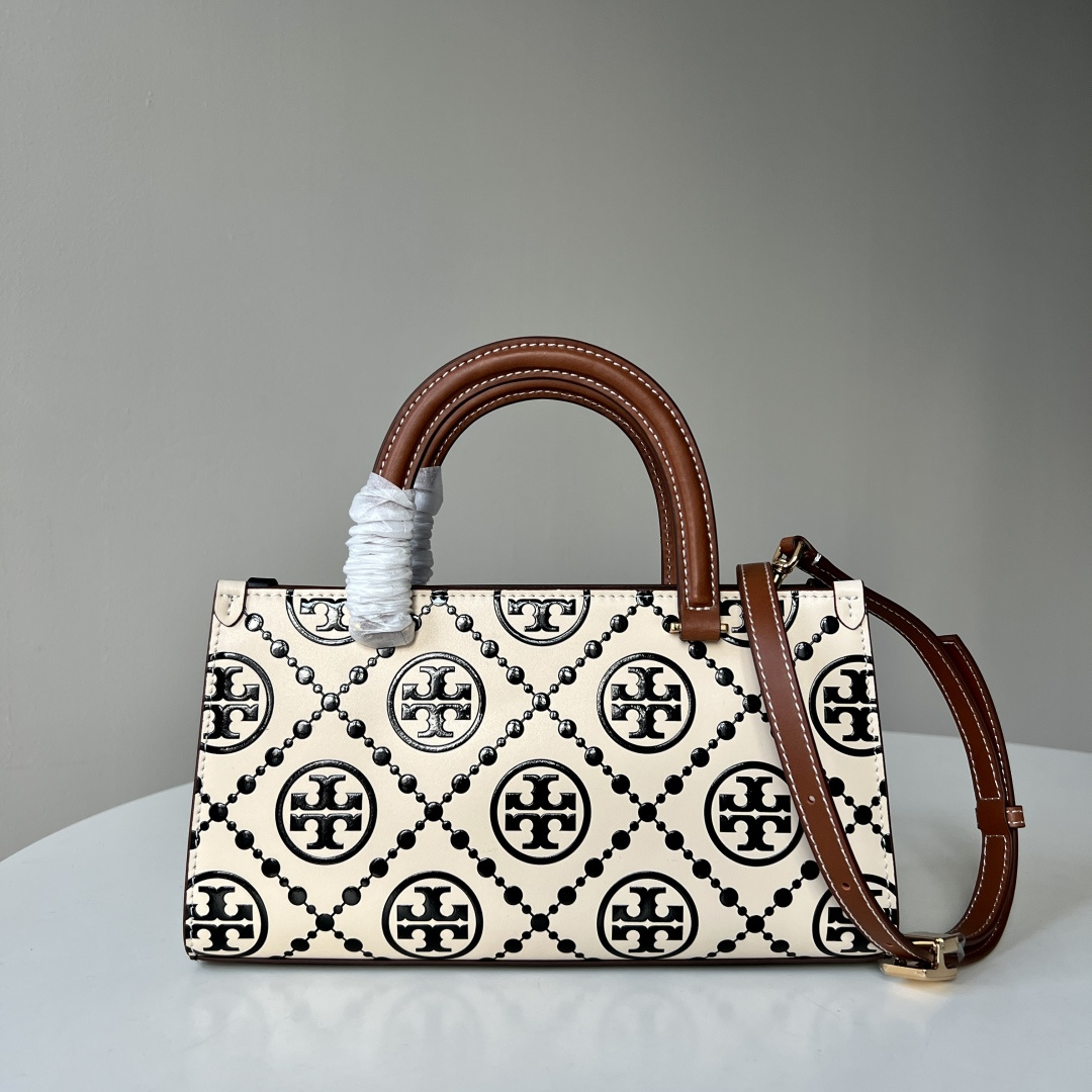 Tory Burch TB新款、 T Monogram图案，搭配撞色压花皮革。魅力隽永又风格独具