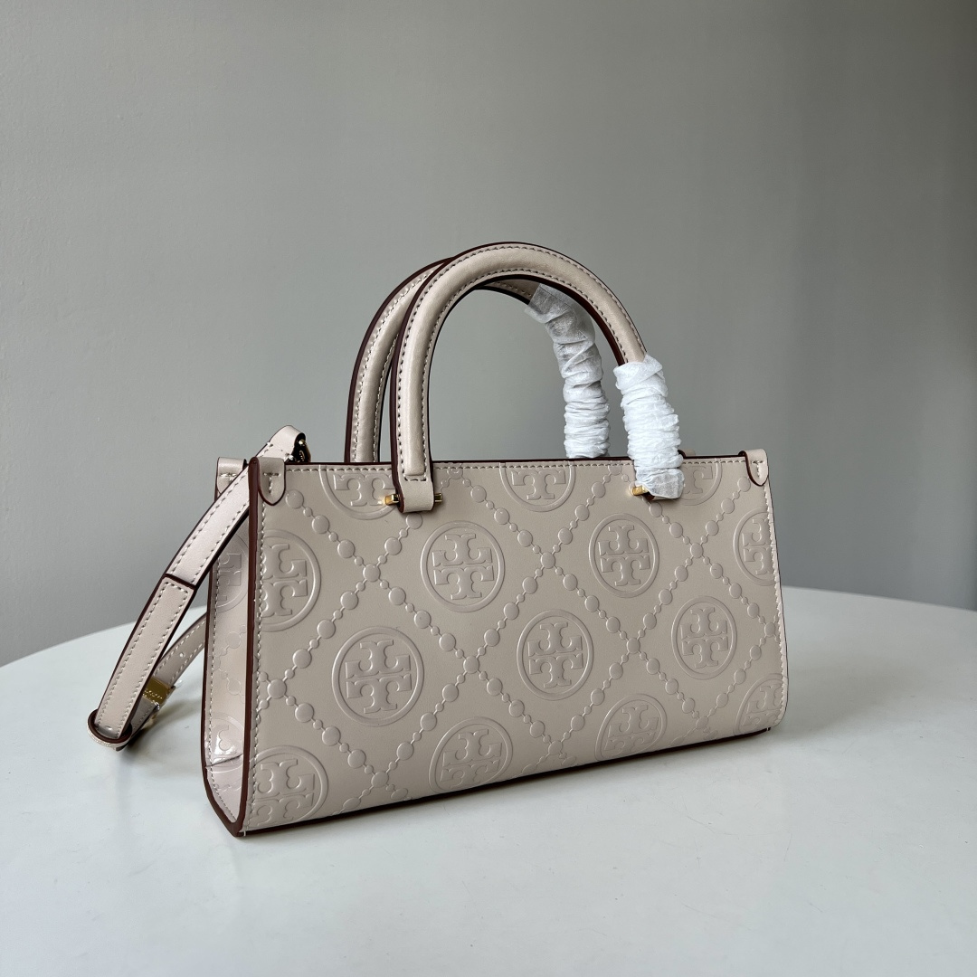 Tory Burch TB新款、 T Monogram图案，搭配撞色压花皮革。魅力隽永又风格独具