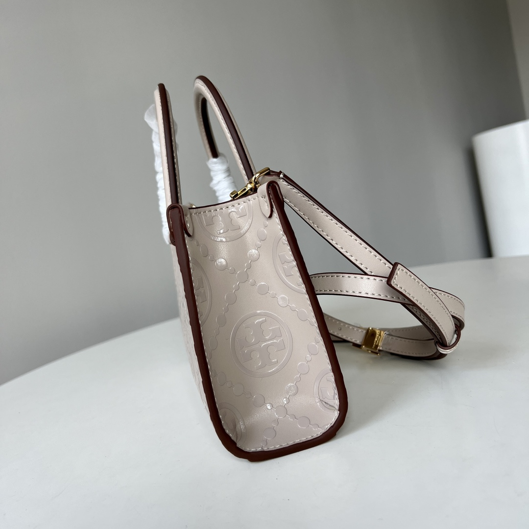 Tory Burch TB新款、 T Monogram图案，搭配撞色压花皮革。魅力隽永又风格独具
