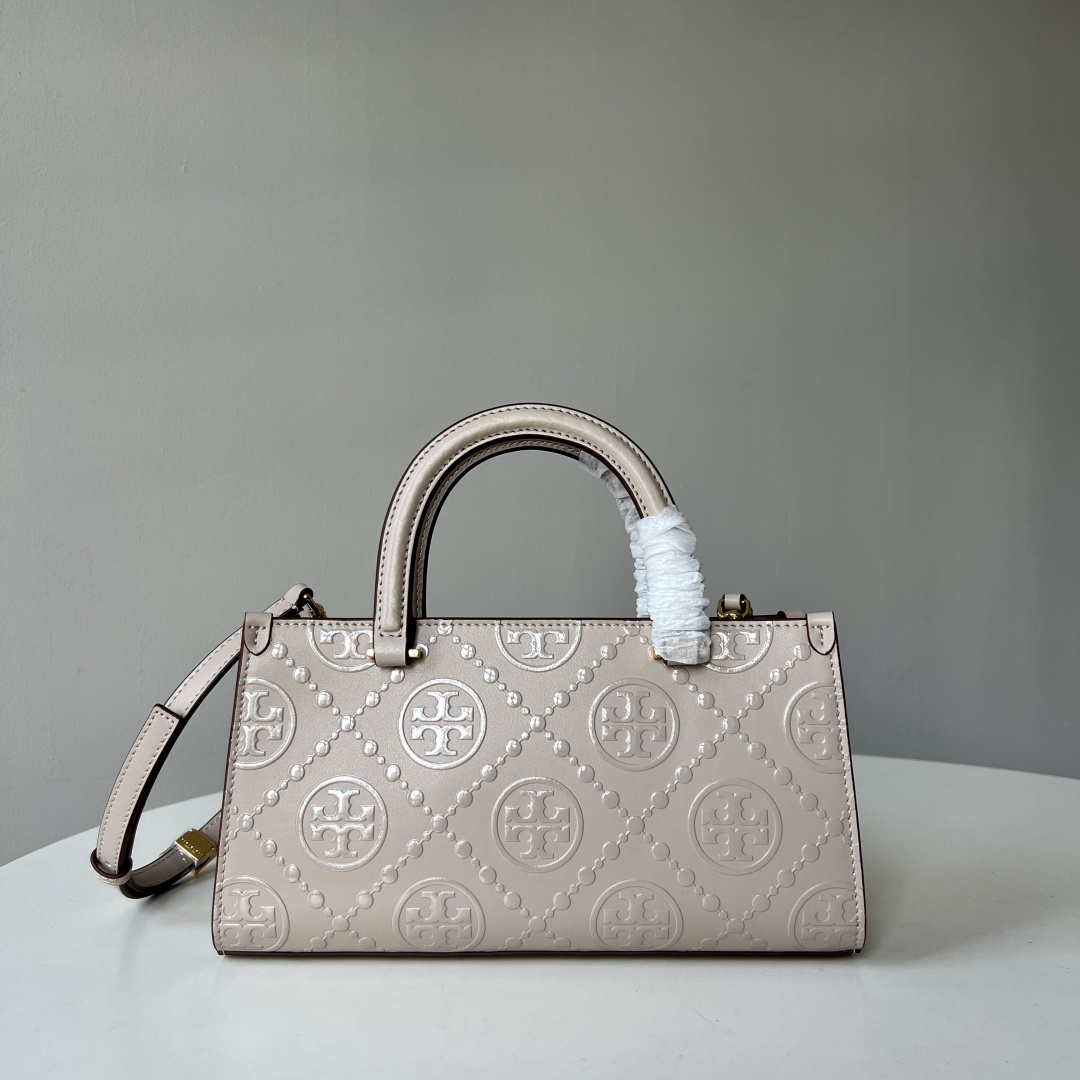 Tory Burch TB新款、 T Monogram图案，搭配撞色压花皮革。魅力隽永又风格独具
