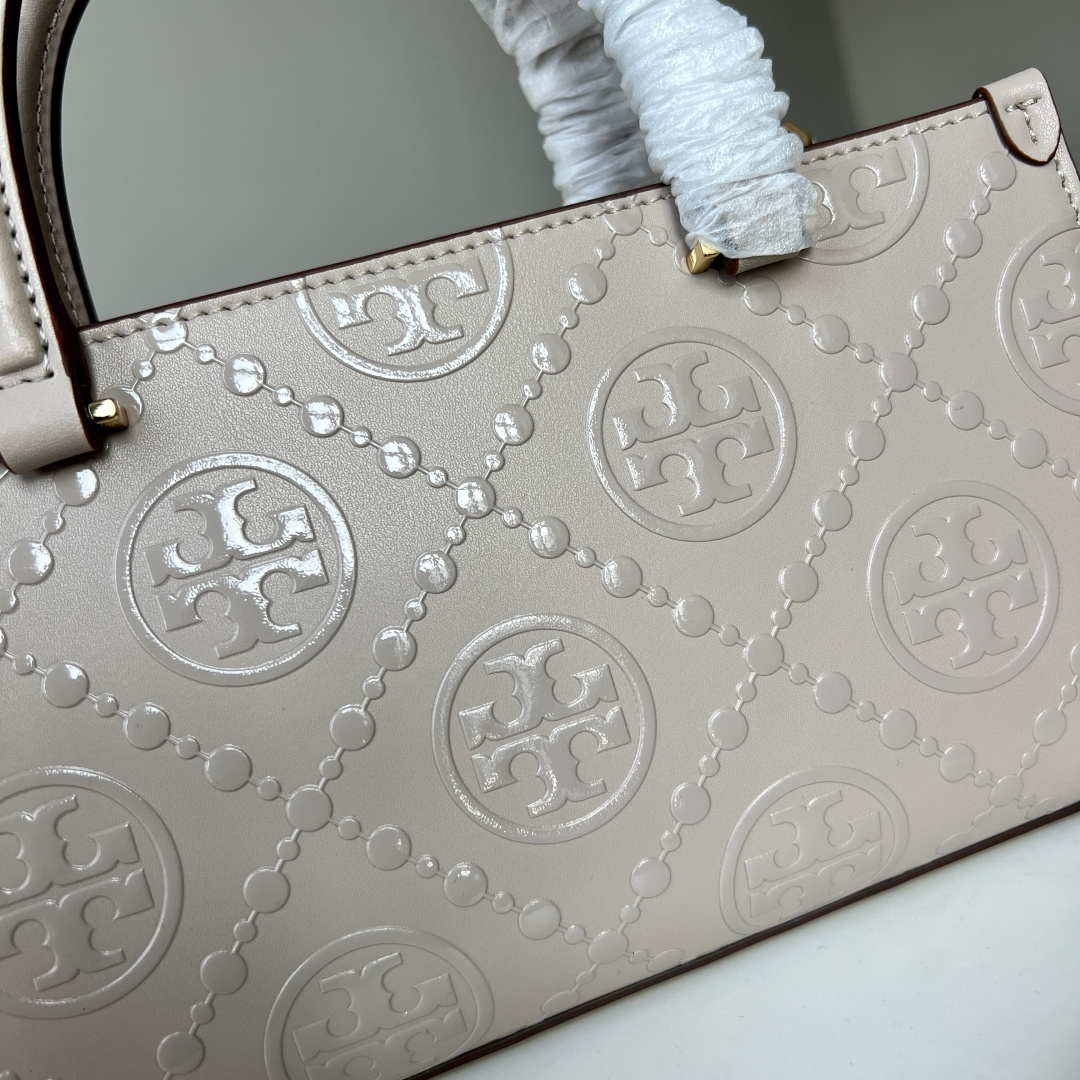 Tory Burch TB新款、 T Monogram图案，搭配撞色压花皮革。魅力隽永又风格独具
