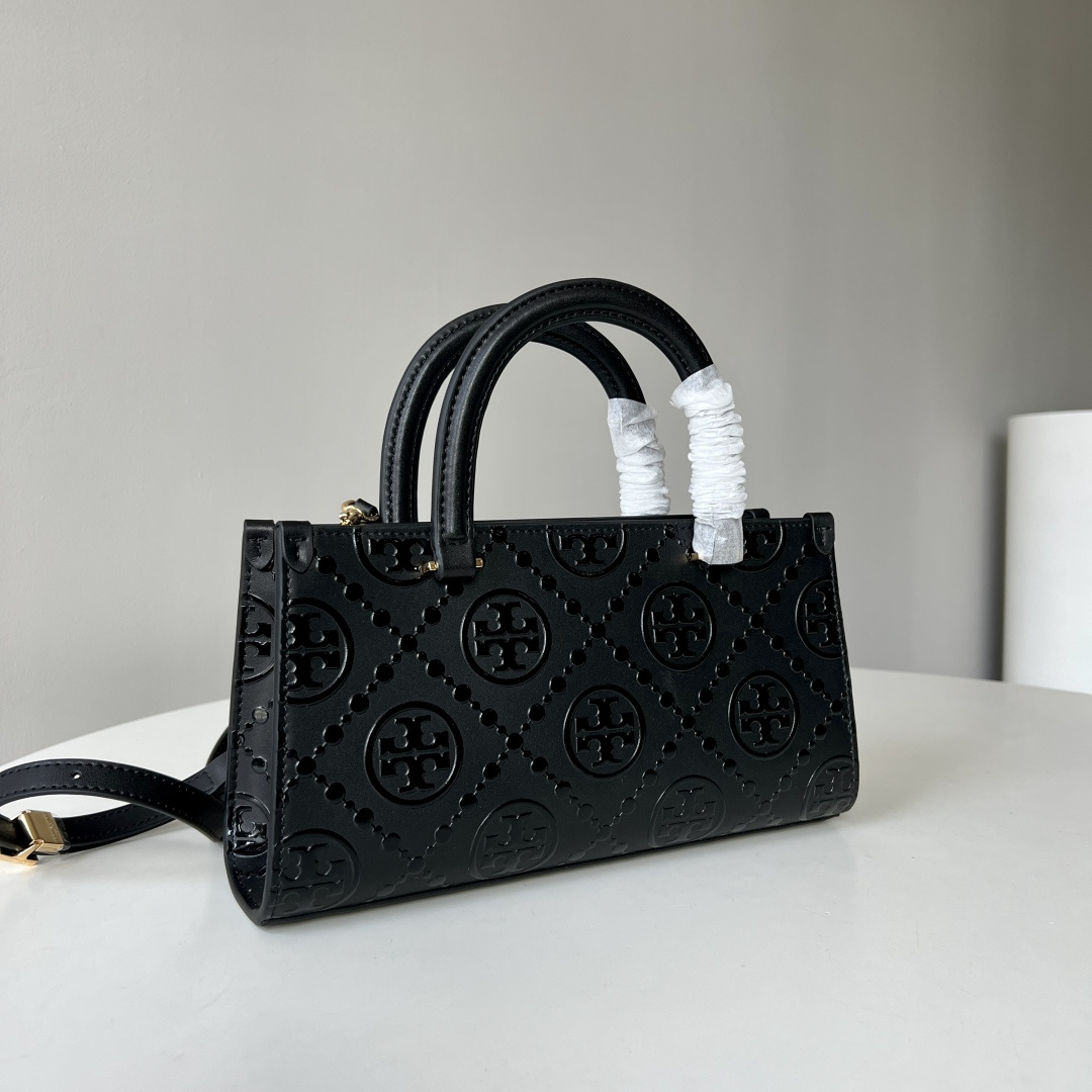 Tory Burch TB新款、 T Monogram图案，搭配撞色压花皮革。魅力隽永又风格独具