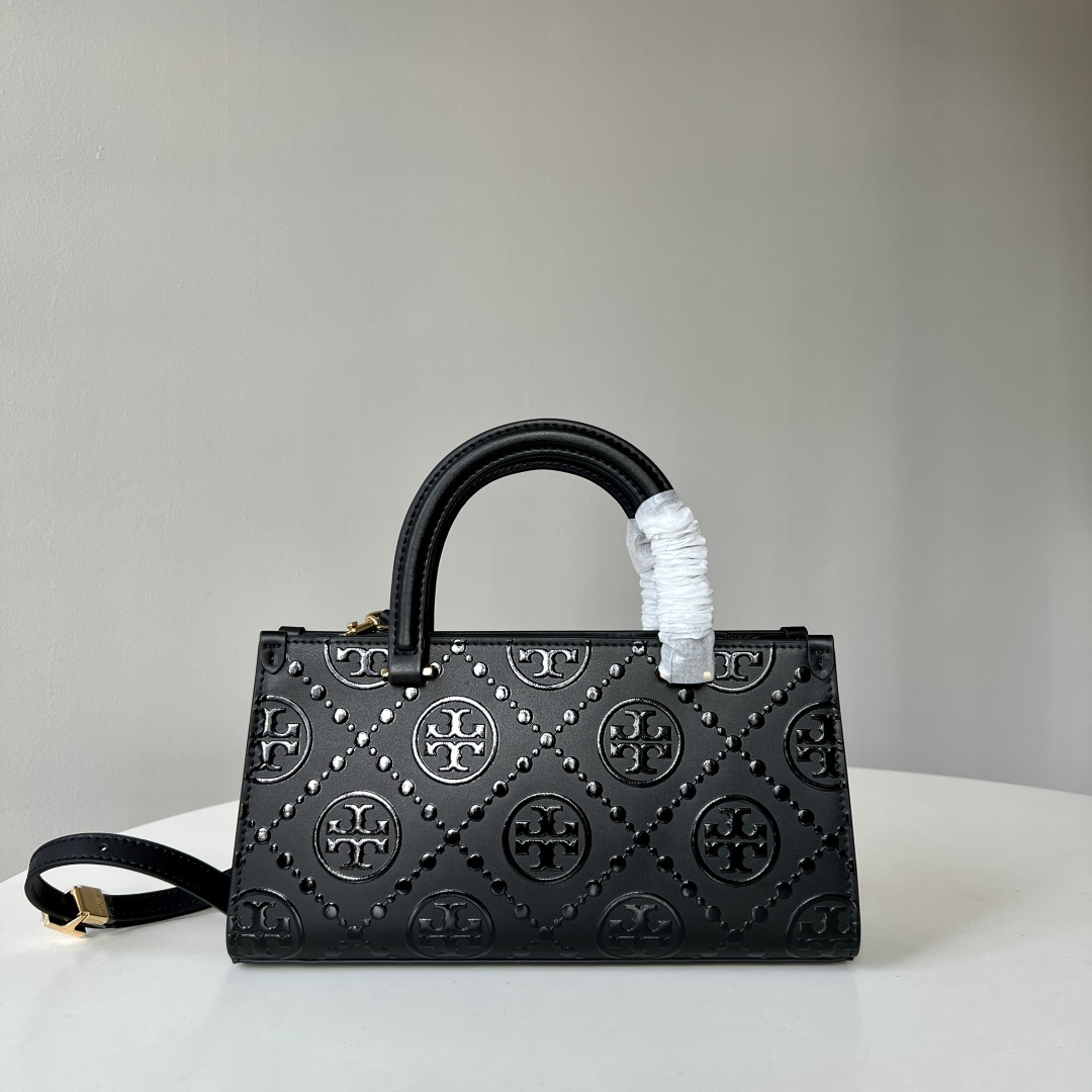 Tory Burch TB新款、 T Monogram图案，搭配撞色压花皮革。魅力隽永又风格独具